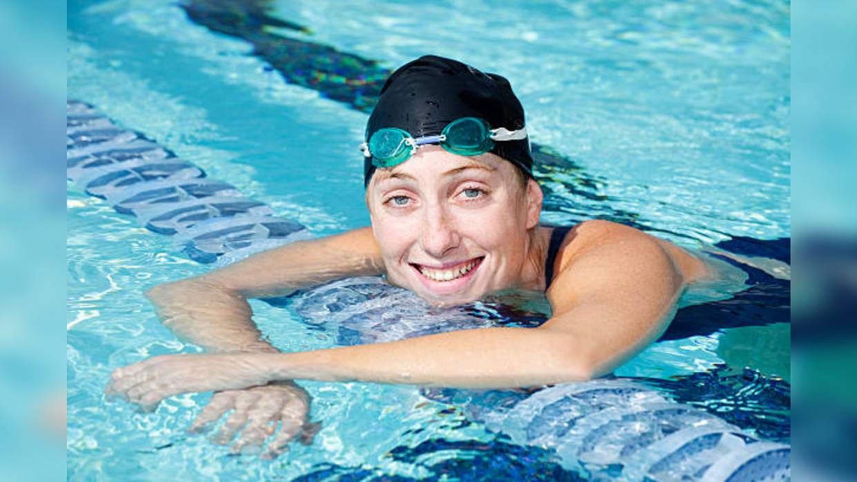 Nadar en agua fría puede reducir los síntomas de la menopausia, según un estudio.
