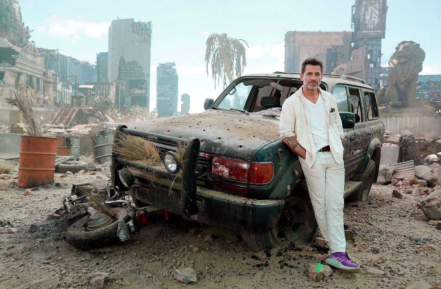 El director Zack Snyder posa para un retrato en un escenario virtual de una apocalíptica  Las Vegas para promover su película "Army of the Dead" el viernes 7 de mayo de 2021 en El Segundo, California. (Foto AP/Chris Pizzello)