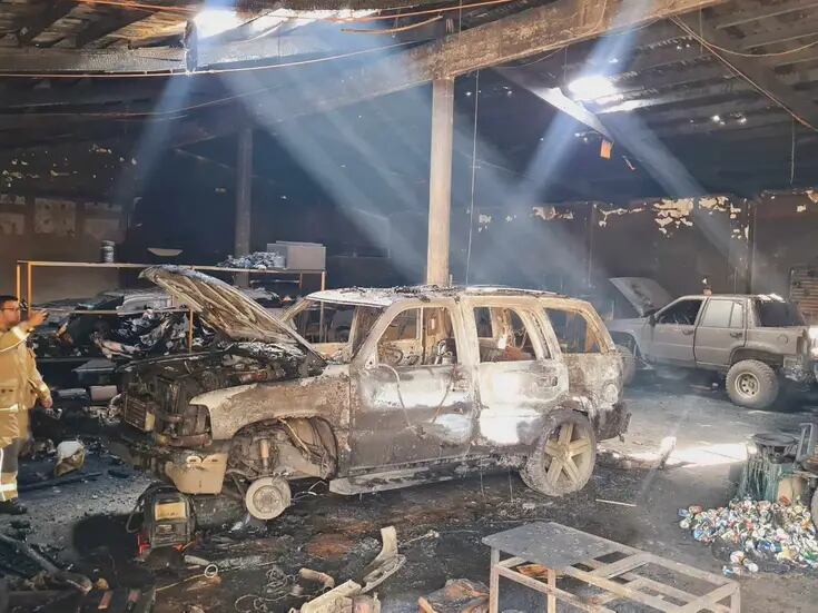 Incendio de taller consume cinco automóviles en Hermosillo