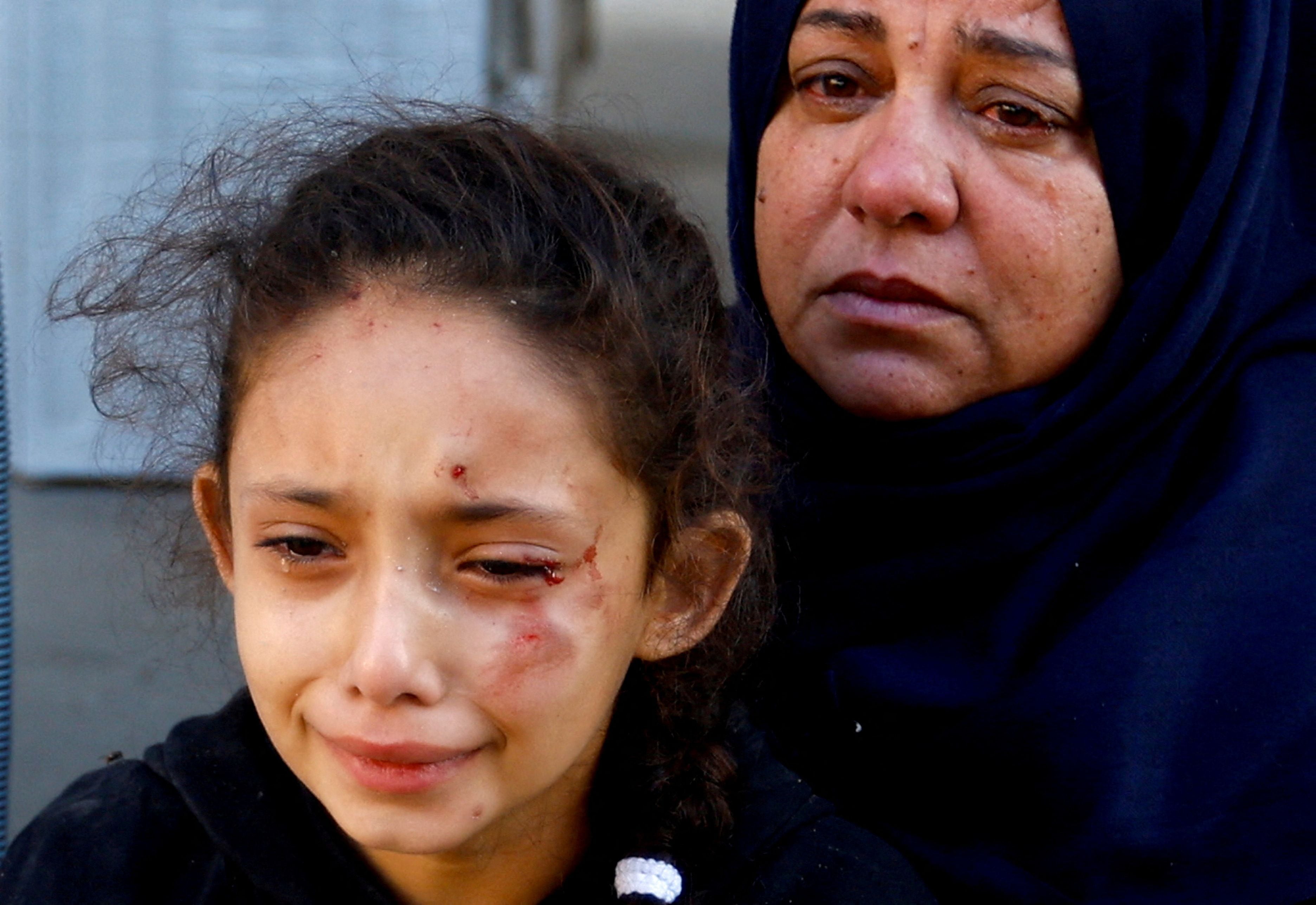 Una niña palestina reacciona tras un ataque en medio del conflicto con Israel en Khan Younis, en el sur de la Franja de Gaza. 12 de octubre de 2023. REUTERS/Ibraheem Abu Mustafa
