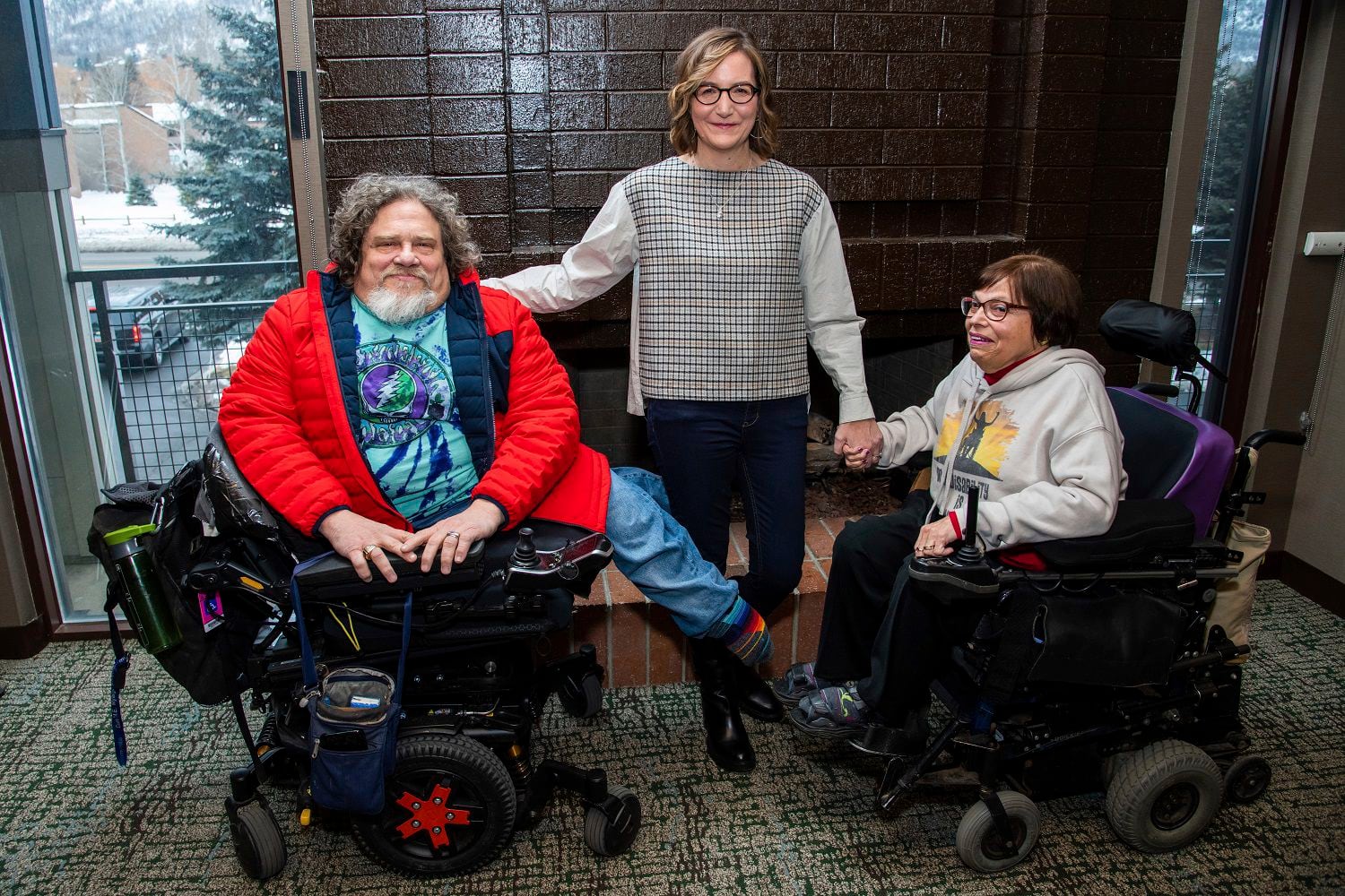 ARCHIVO - Jim LeBrecht, izquierda, y Nicole Newnham, codirectores del documental "Crip Camp", posan con la protagonista de su película, Judith Heumann, durante el Festival de Cine de Sundance el 24 de enero de 2020 en Park City, Utah. (Foto por Charles Sykes/Invision/AP, Archivo)