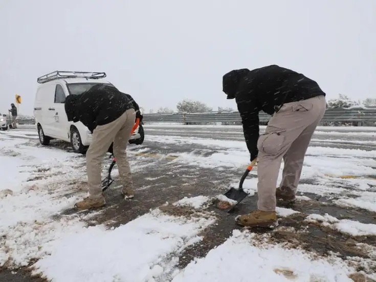 Nevadas al Norte de Sonora cubren de blanco Agua Prieta y Cananea; cierran carreteras