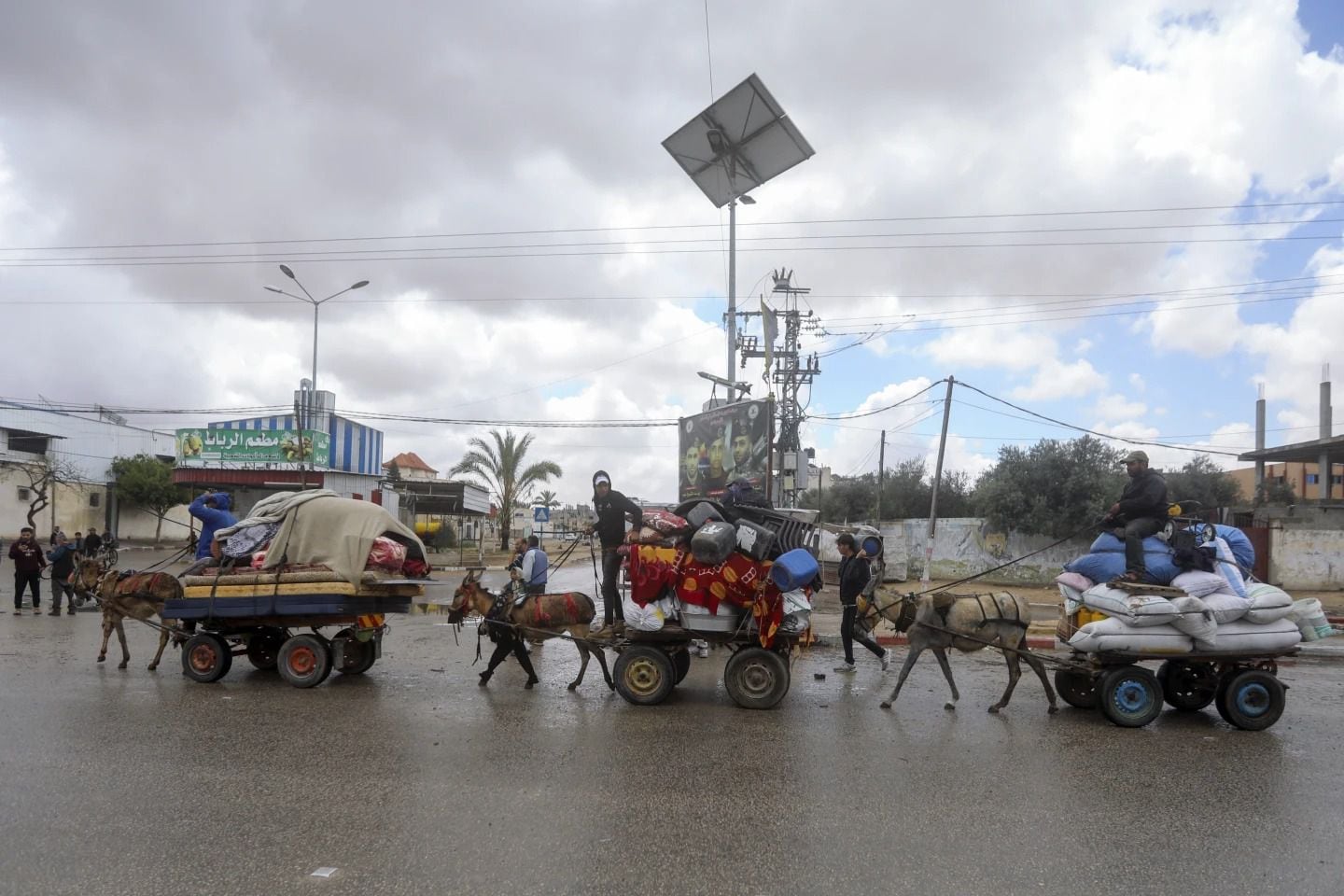 Algunos palestinos huyen de Rafah tras advertencias. | AP