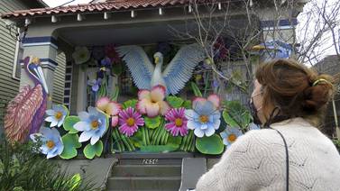 Mardi Gras: Sin desfiles, miles decoran casas como carrozas