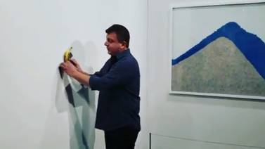 VIDEO: Comen plátano pegado a la pared con valor de 120 mil dólares