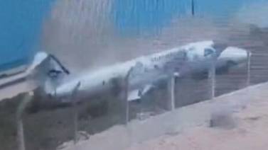 VIDEO: Avión pierde el control y se estrella durante su aterrizaje en Somalia
