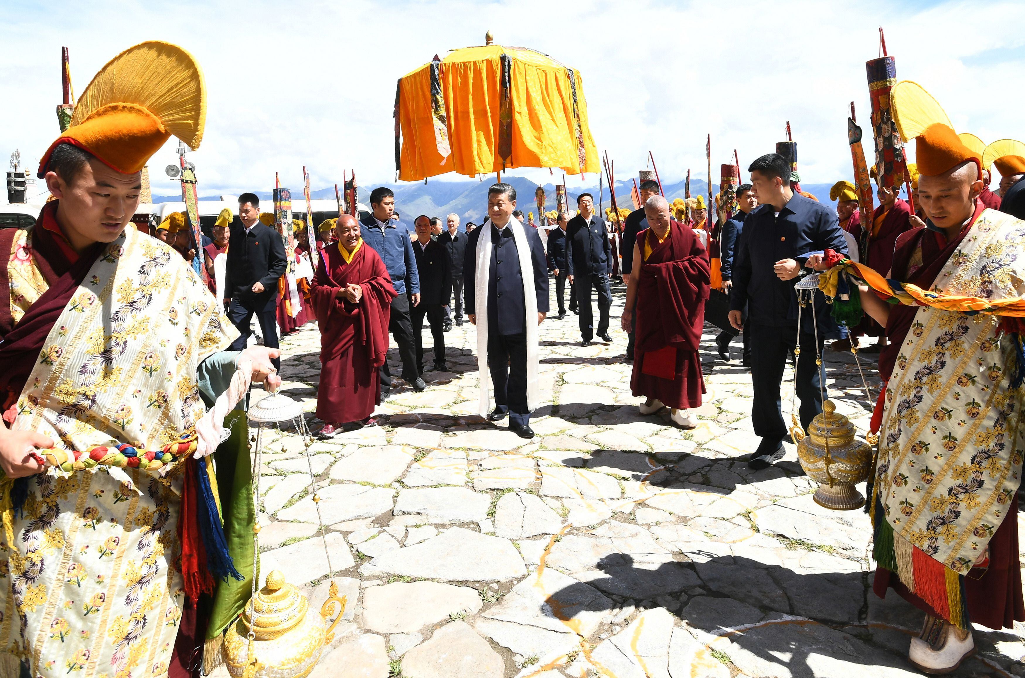 (210723) -- LHASA, 23 julio, 2021 (Xinhua) -- El presidente chino, Xi Jinping, también secretario general del Comité Central del Partido Comunista de China y presidente de la Comisión Militar Central, inspecciona el monasterio Drepung localizado en los suburbios occidentales de Lhasa, en la región autónoma del Tíbet, en el suroeste de China, el 22 de julio de 2021. Xi visitó la región autónoma del Tíbet entre el miércoles y el viernes. El mandatario extendió sus felicitaciones por el 70º aniversario de la liberación pacífica del Tíbet, y visitó a funcionarios y gente común de varios grupos étnicos. (Xinhua/Xie Huanchi) (da) (vf)
