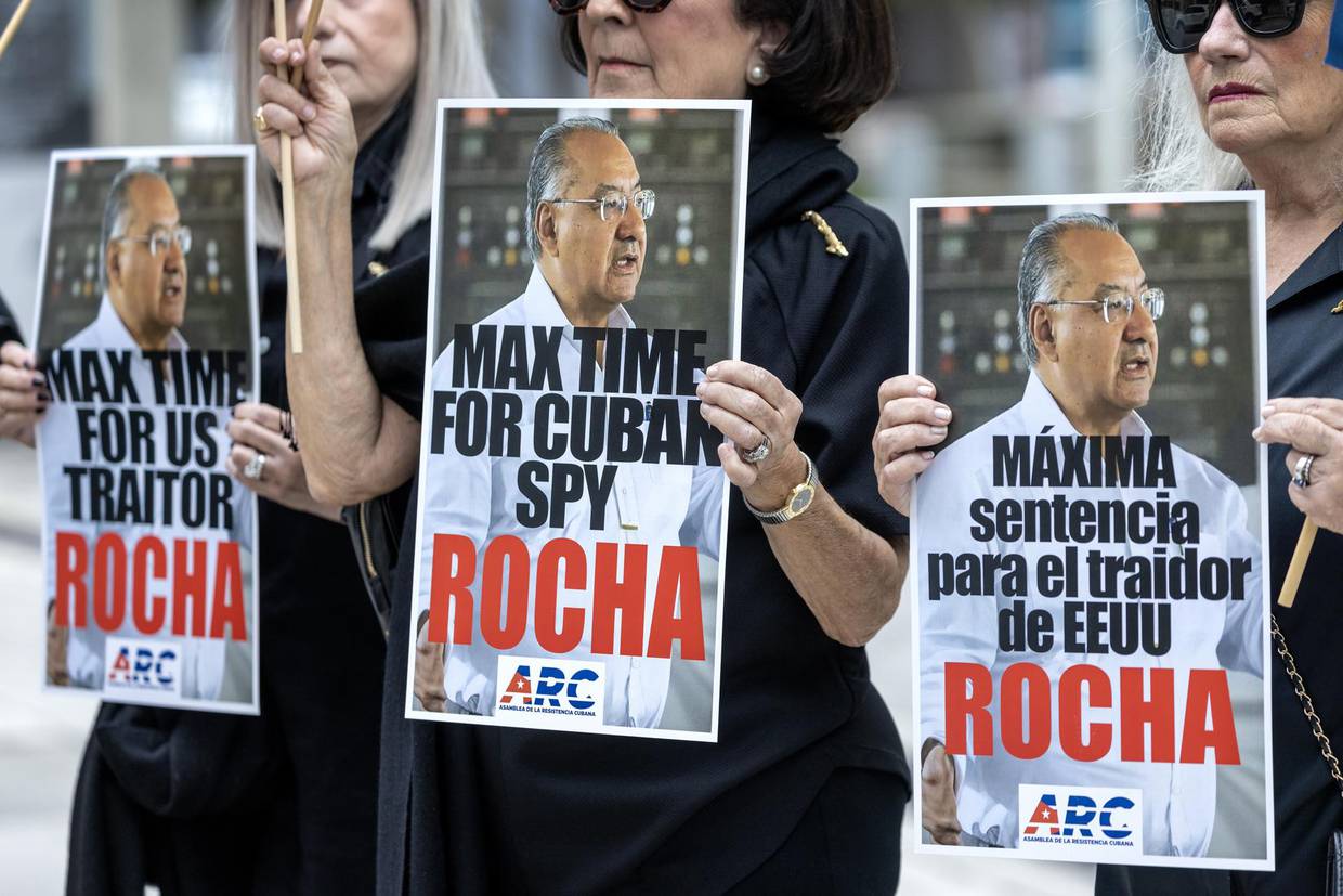 15 años en prisión para Víctor Rocha, exembajador de EU por espionaje
