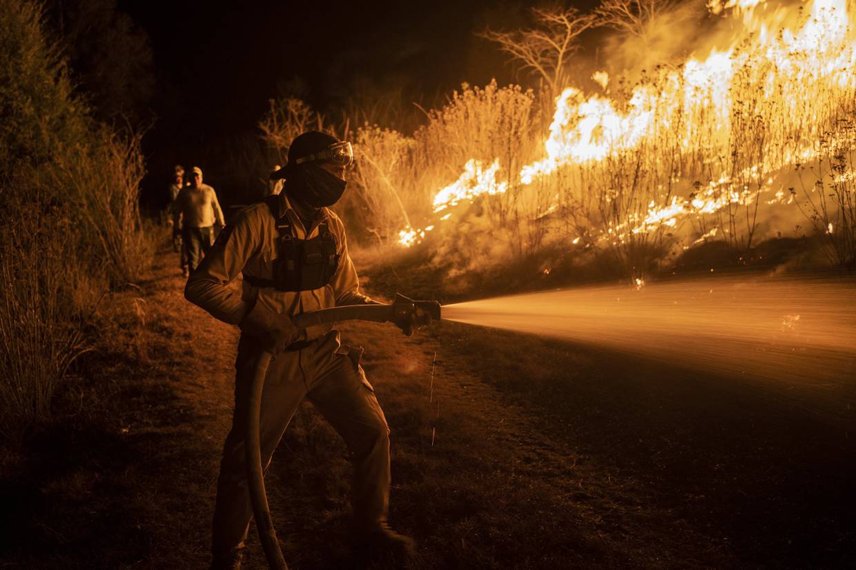 Un bombero trabaja para contener incendios forestales en Nogales, en la zona de alta montaña del estado de Veracruz, México, el lunes 25 de marzo de 2024. (AP Foto/Félix Márquez)