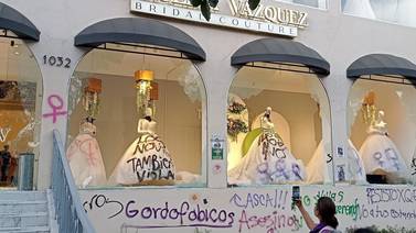 Carolina Vázquez: Vandalizan feministas boutique de vestidos de novia y negocio responde