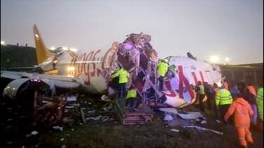 Avión se sale de la pista de aterrizaje, se rompe en tres y se incendia en Turquía