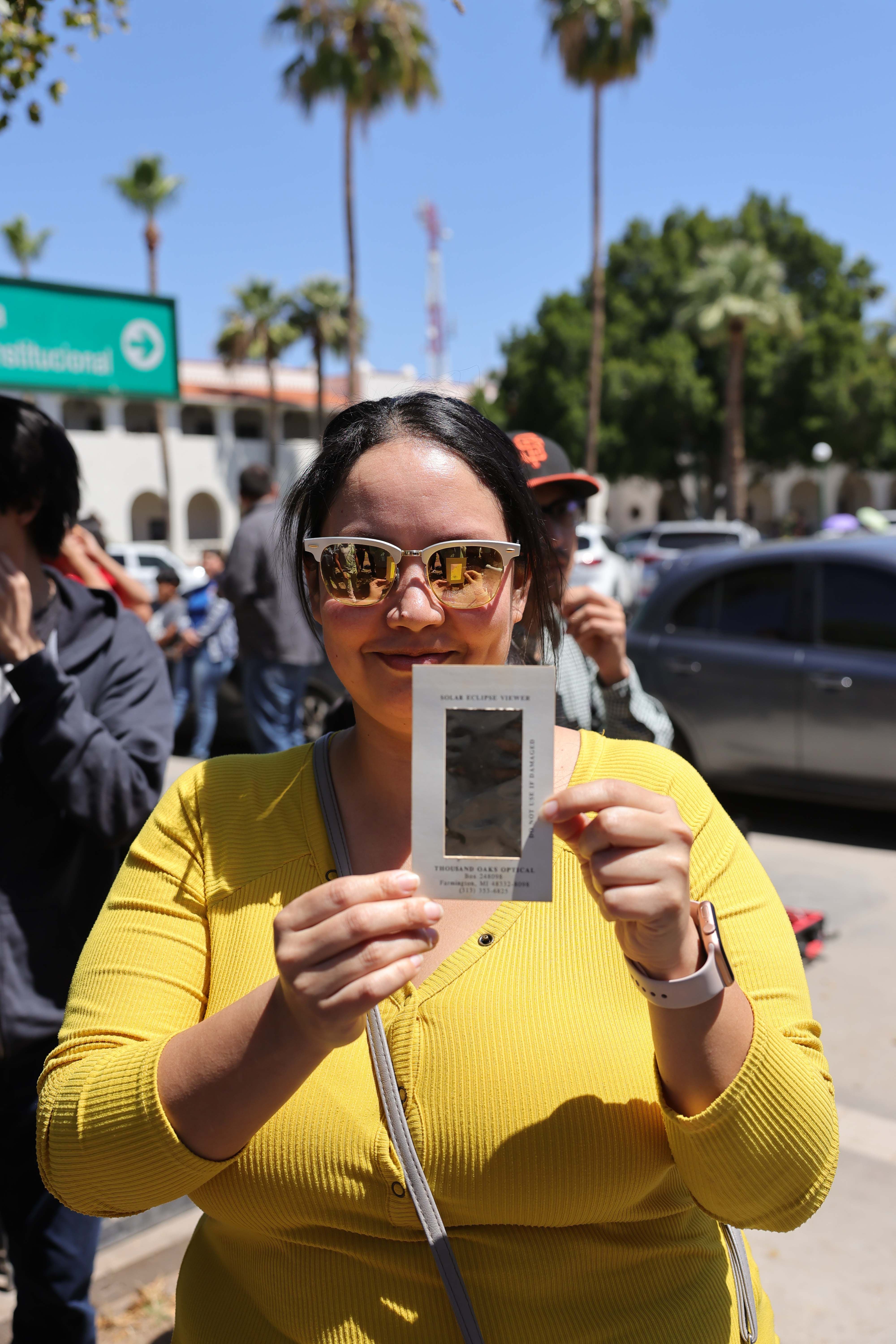 Olivia Romero Moreno muestra
el filtro con el que su madre y ella
vieron en 1991 el eclipse en Nayarit, a la edad de 5 años. Ayer lo vio
en la Plaza del Estudiante.