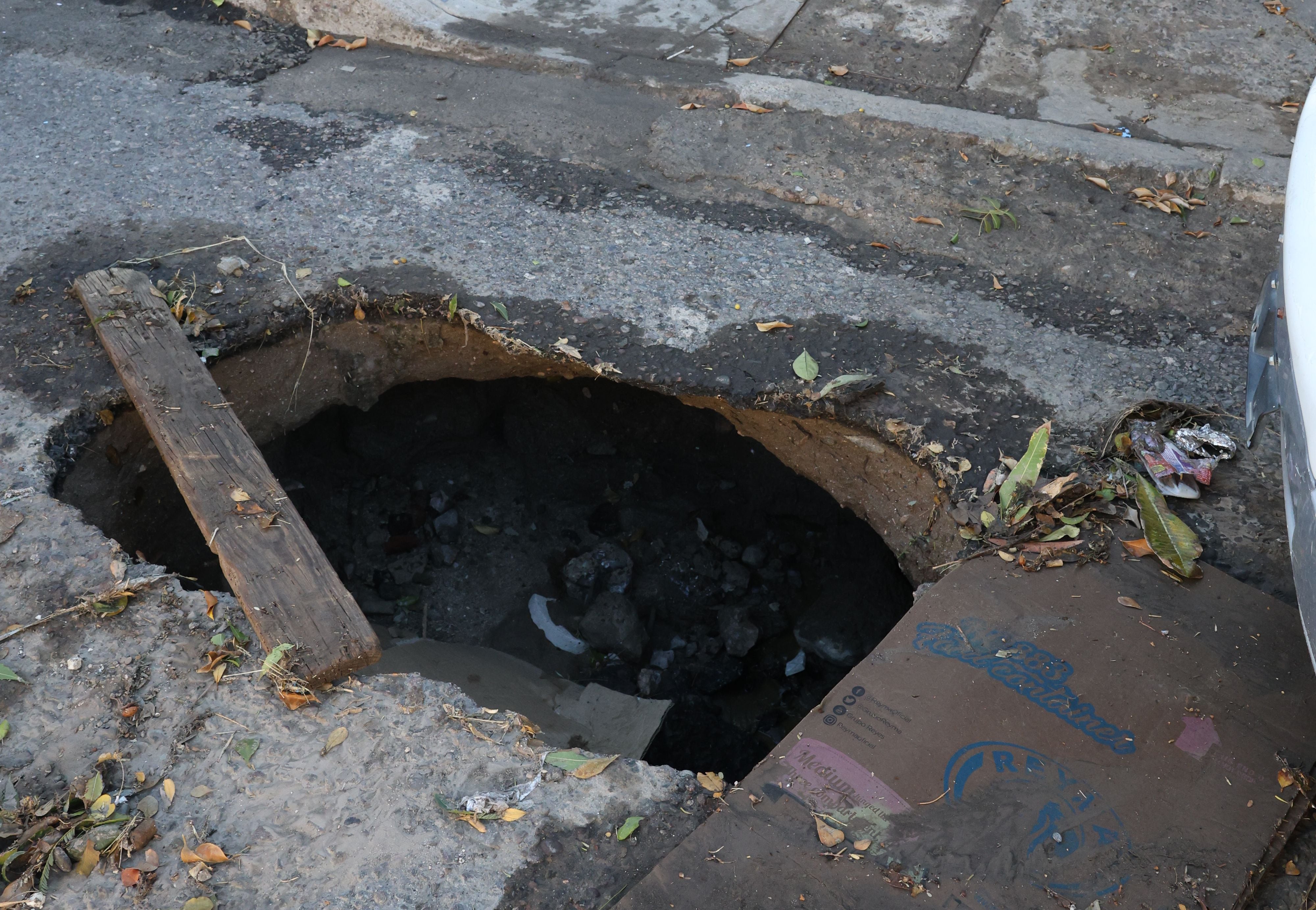 Un hoyo se abrió en la colonia Ley 57, mide alrededor de un metro de diámetro por 50 de ancho y tiene casi un metro de profundidad. FOTO: TEODORO BORBÓN