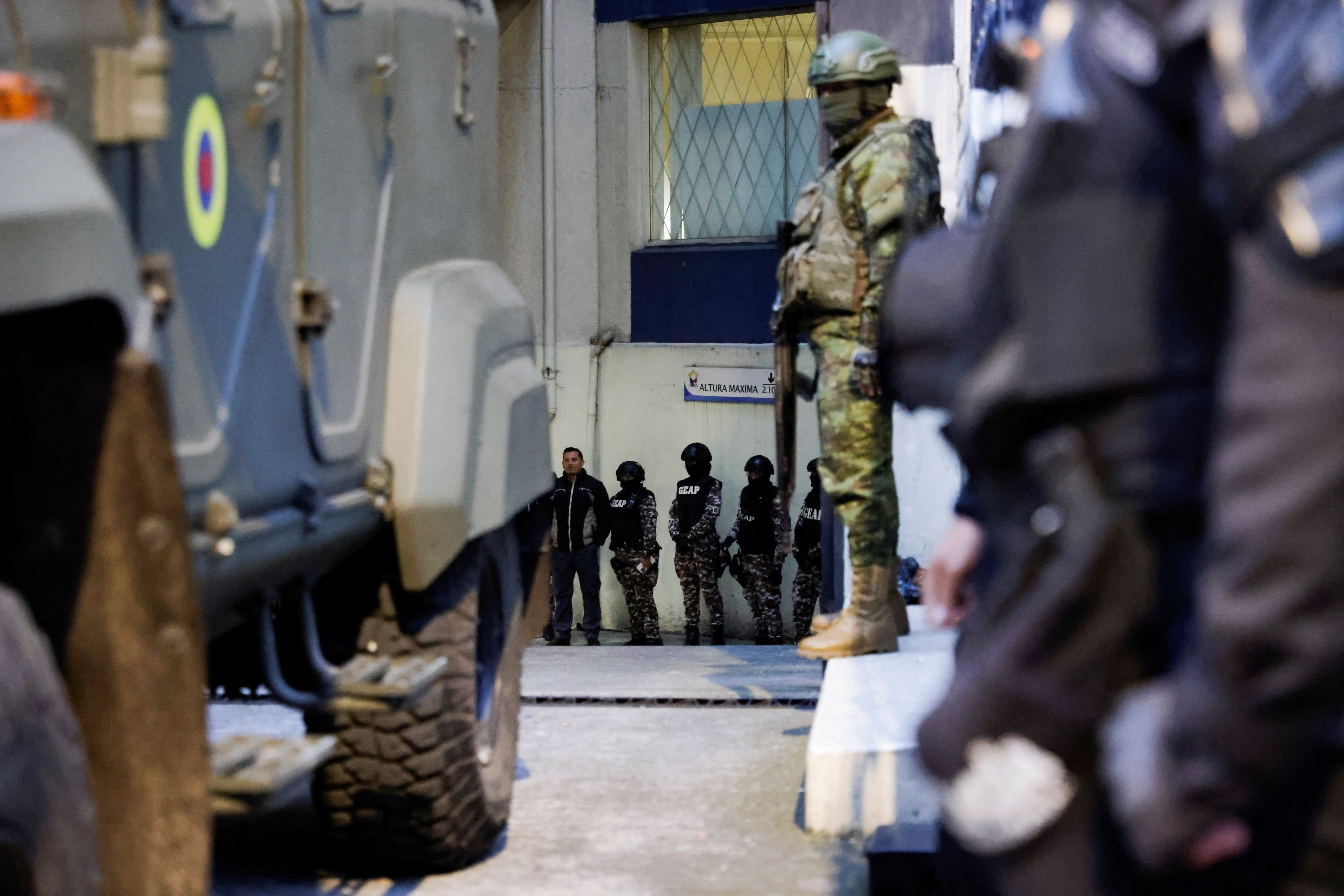 Fuerzas de seguridad realizan operativo de traslado del exvicepresidente de Ecuador Jorge Glas desde la Unidad de Flagrancia, en Quito, 6 de abril, 2024. REUTERS/Karen Toro