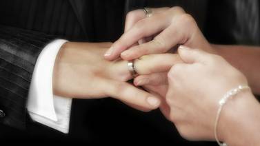Tras 3 años, restaurante halla anillo de boda de cliente que pidió matrimonio