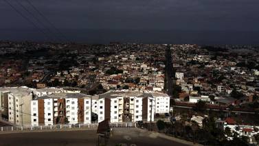 Vecinos de Playas de Tijuana están inconformes por construcción de viviendas verticales