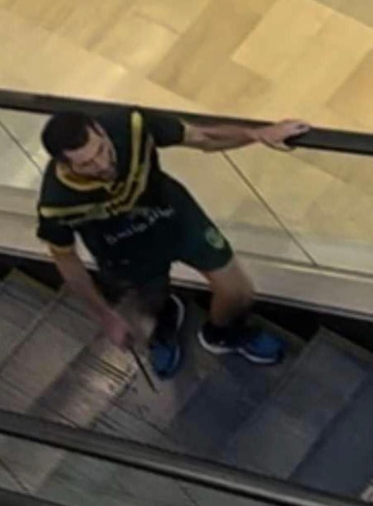 El sospechoso, que mató a seis personas durante el ataque en un centro comercial de Sydeny, Australia, apuñaló gente al azar, dijeron testigos y la policía.