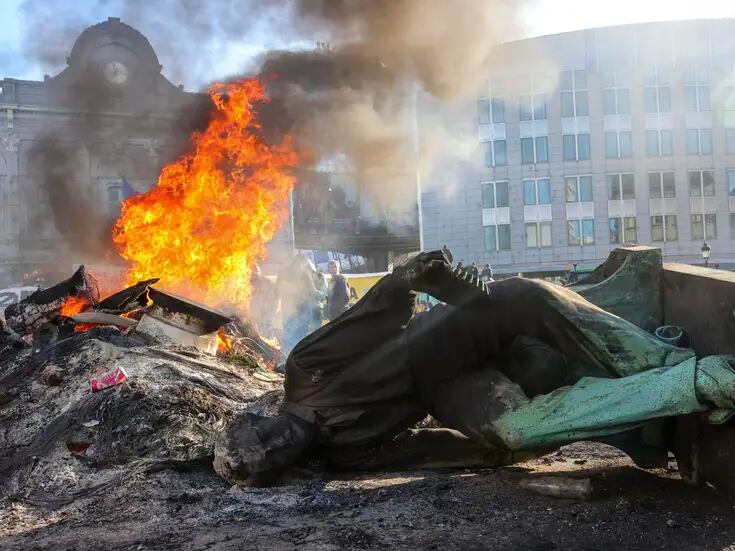 Agricultores de Europa suben tono de sus protestas: derriban e incendian estatua frente a Eurocámara