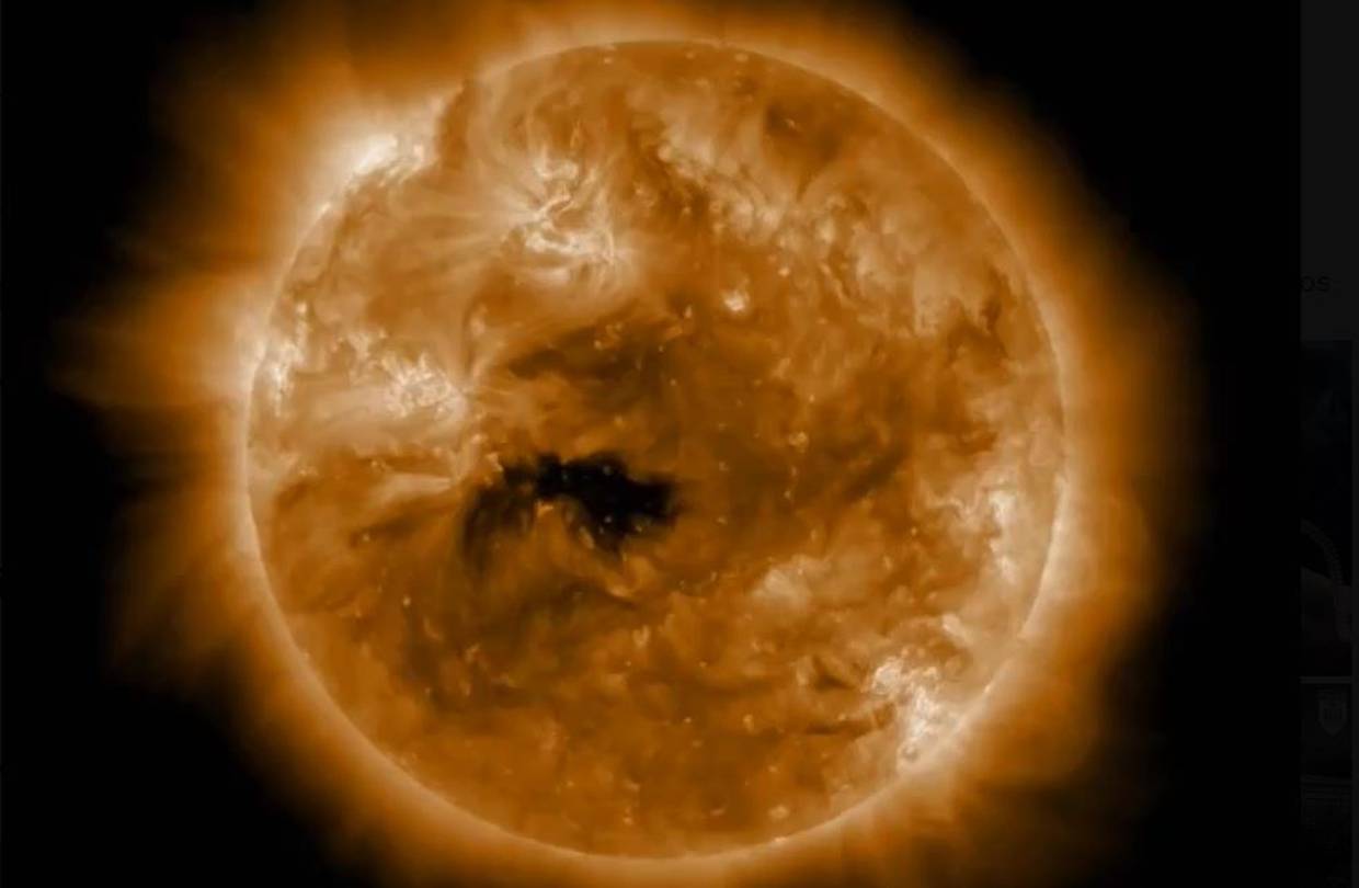 Imágenes de satélite capturaron un agujero coronal cerca del ecuador del Sol el jueves 21 de marzo.