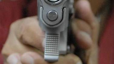 A punta de pistola asaltan tienda de conveniencia; se llevan mil pesos