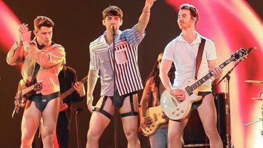 Circula en redes sociales foto de los Jonas Brothers dando un concierto en ropa interior