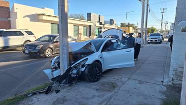 Choca Tesla en Hermosillo contra un poste