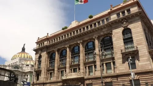 Analistas del sector privado esperan que Banxico pause recortes a la tasa de interés en mayo
