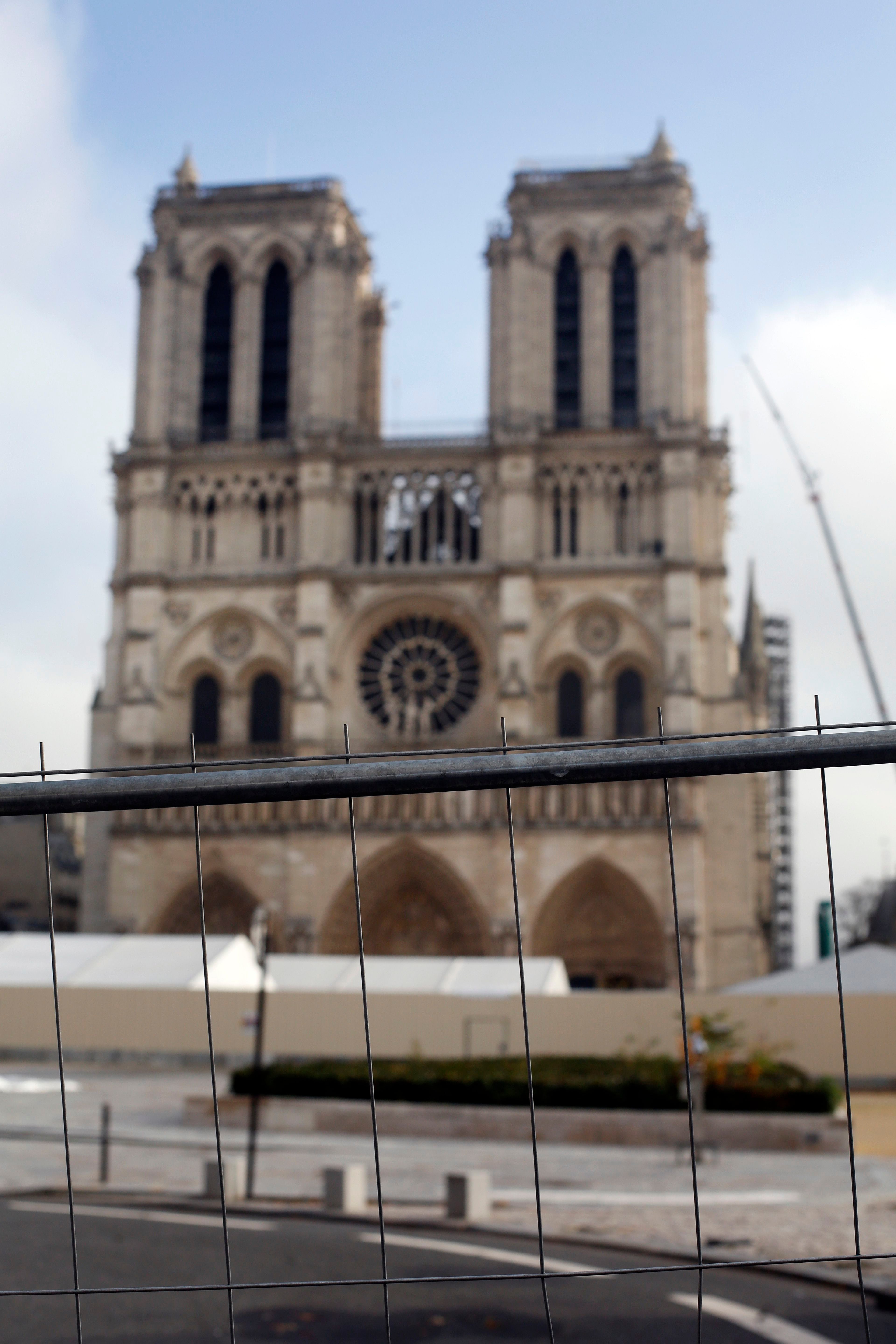 La catedral de Notre Dame en Francia durante las labores de restauración en París, el martes 3 de diciembre de 2019. (AP Foto/Thibault Camus)