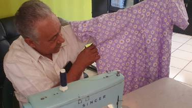 Humberto Robles; Abuelito aprende a coser y quiere ser ejemplo para sus nietos