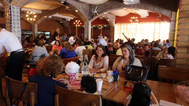Gran flujo de gente en restaurantes por Día de las Madres