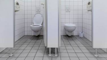 ¿Por qué las puertas de los baños públicos siempre están separadas del suelo? Hay más de una razón para ello