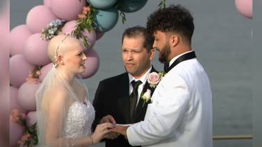 VIDEO: Adolescente con cáncer terminal cumple “su último deseo” y se casa con su novio