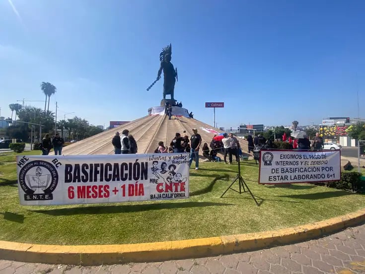 Maestros de SNTE y CNTE se manifiestan en Zona Río Tijuana
