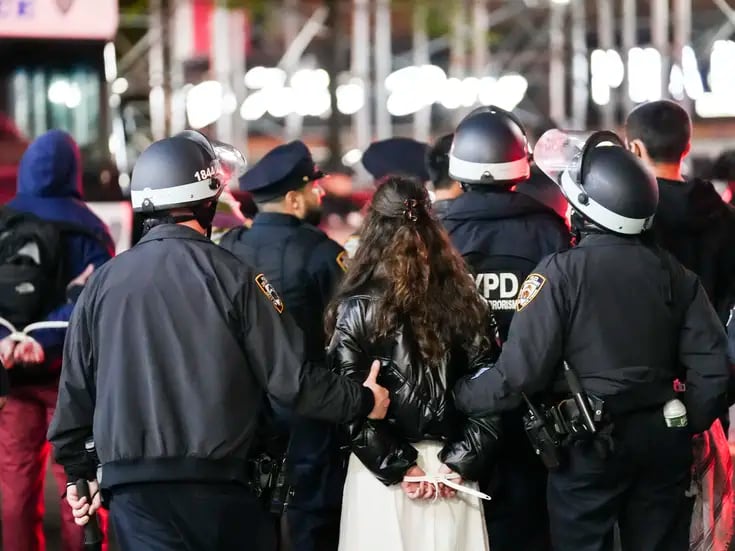 Policía desaloja protesta de estudiantes en Universidad de Columbia