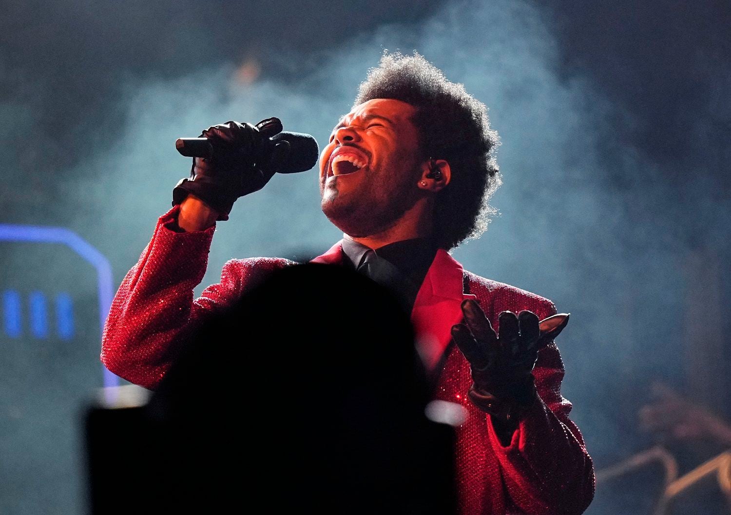 ARCHIVO - The Weeknd canta durante su espectáculo del medio tiempo del Super Bowl el 7 de febrero de 2021 en Tampa, Florida. The Weeknd fue desairado por los Grammy, pero recibió 16 nominaciones a los Premios Billboard de la Música el jueves 29 de abril de 2021. (AP Foto/David J. Phillip, Archivo)