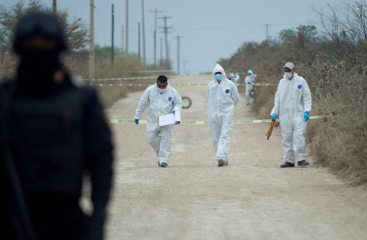 Peritos forenses trabajan en la zona donde fueron hallados cuatro cadáveres en el municipio de Pesquería, en el estado de Nuevo León (México). Archivo. EFE/STR