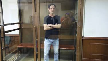 Evan Gershkovich, periodista del WSJ, seguirá en prisión preventiva en Rusia
