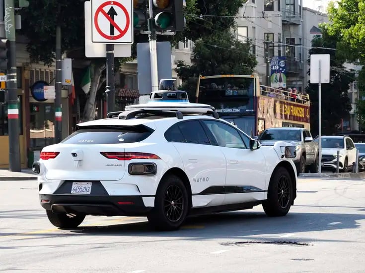 Autoridades investigan los vehículos autónomos de Alphabet, por 22 incidentes