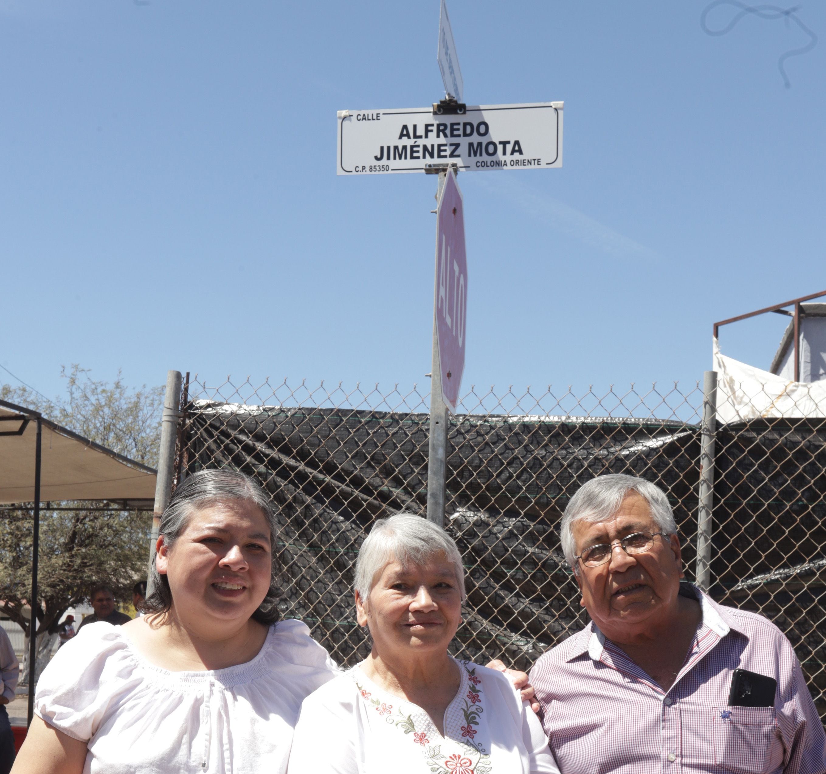 La familia Jiménez Mota hace un año durante la develación de la nomenclatura de la calle que lleva el nombre del periodista empalmense. FOTO: TEODORO BORBÓN.