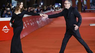 Tim Burton feliz junto a su novia Monica Bellucci en la alfombra roja del Festival de Cine de Roma