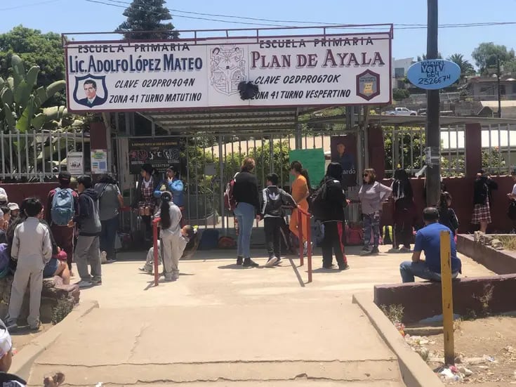 Mercado sobrerruedas dificulta acceso a escuelas en Rosarito