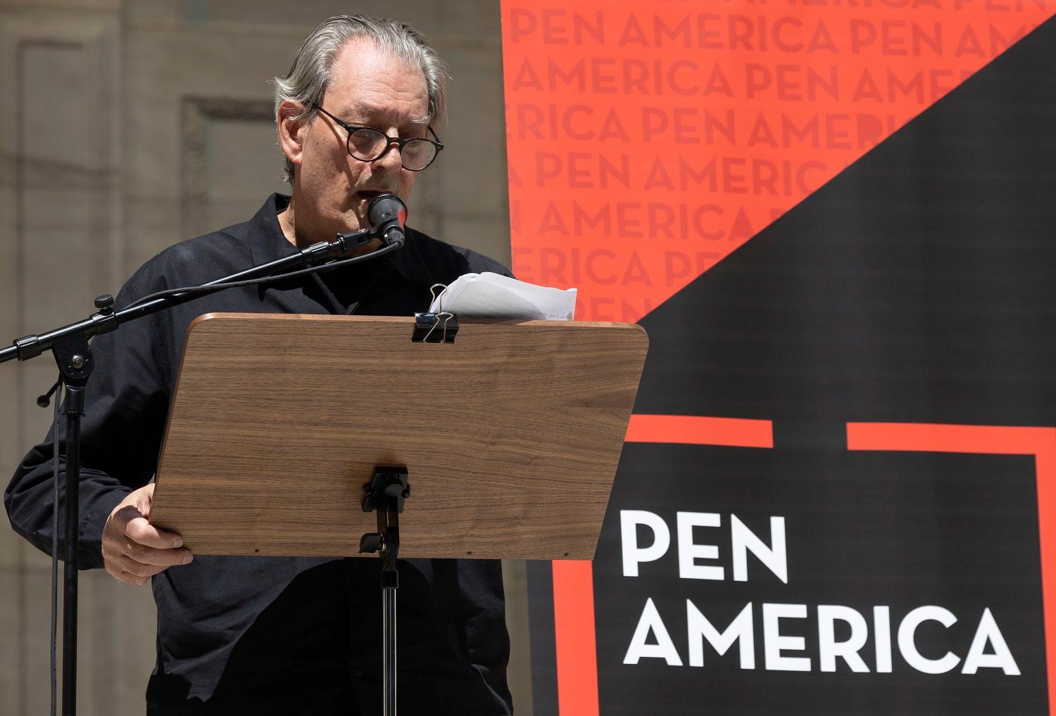 Paul Auster habla durante un evento de lectura en solidaridad para el autor Salman Rushdie fuera de la biblioteca pública de Nueva York el 19 de agosto de 2022, en Nueva York.