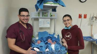 Atiende pasante parto de gemelas en ambulancia en Sonora