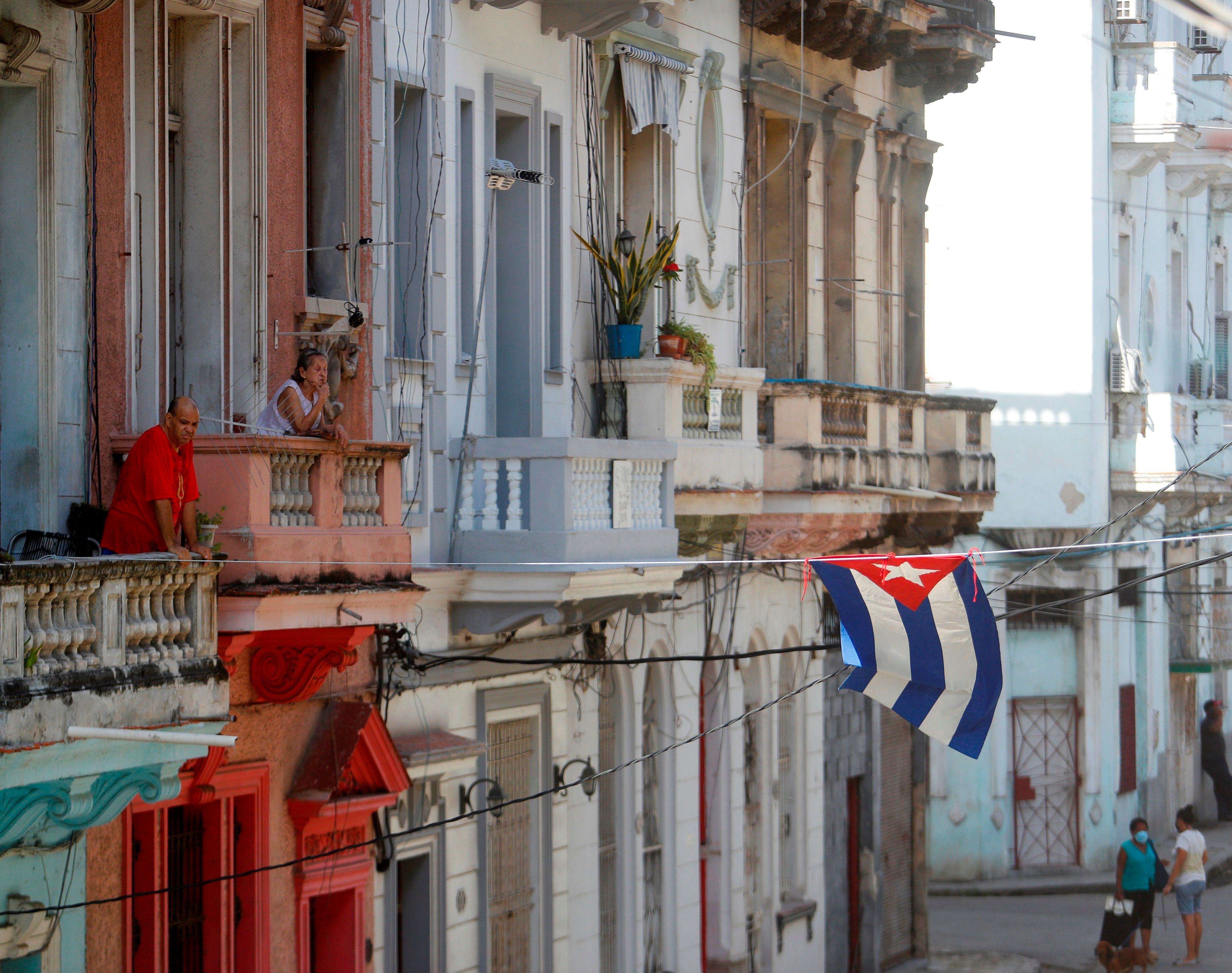 HAB104 LA HABANA (CUBA), 12/07/2021.- Una bandera cubana ondea en un barrio habanero, hoy lunes 12 de julio del 2021, en La Habana. EFE/Yander Zamora
