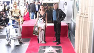 Mark Hamill celebra estrella de Carrie Fisher en Hollywood