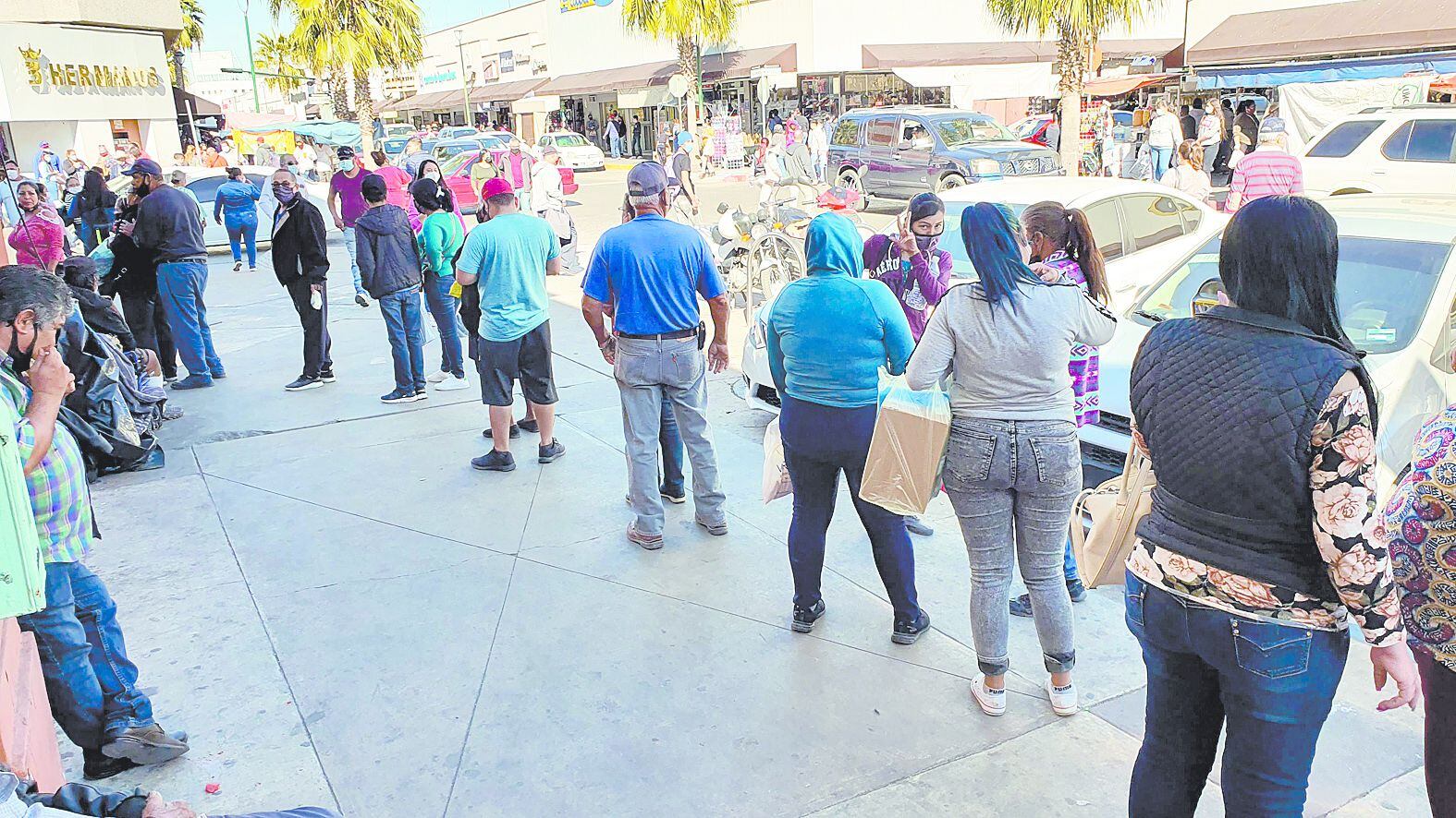 Largas filas para entrar al Mercado Municipal debido a que se controla el número de personas que ingresan al lugar.
