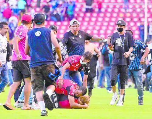 Estalla la violencia en el futbol

Aficionados del Querétaro y del Atlas se enfrentaron en el estadio Corregidora, con un saldo de al menos 22 heridos.

Deportes
