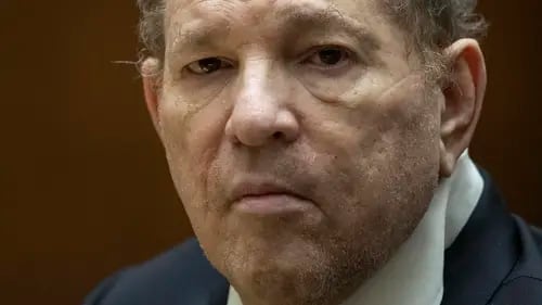 Corte de NY anula condena por violación y abuso sexual de Weinstein