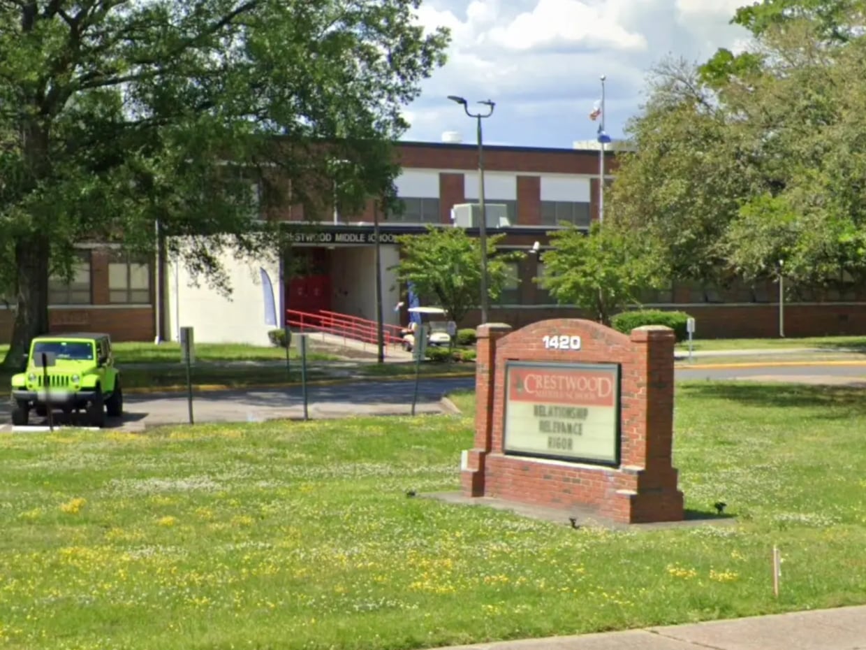 Fotografía de la escuela Crestwood Middle School, lugar donde sucedió el delito por parte del profesor. | Google Maps