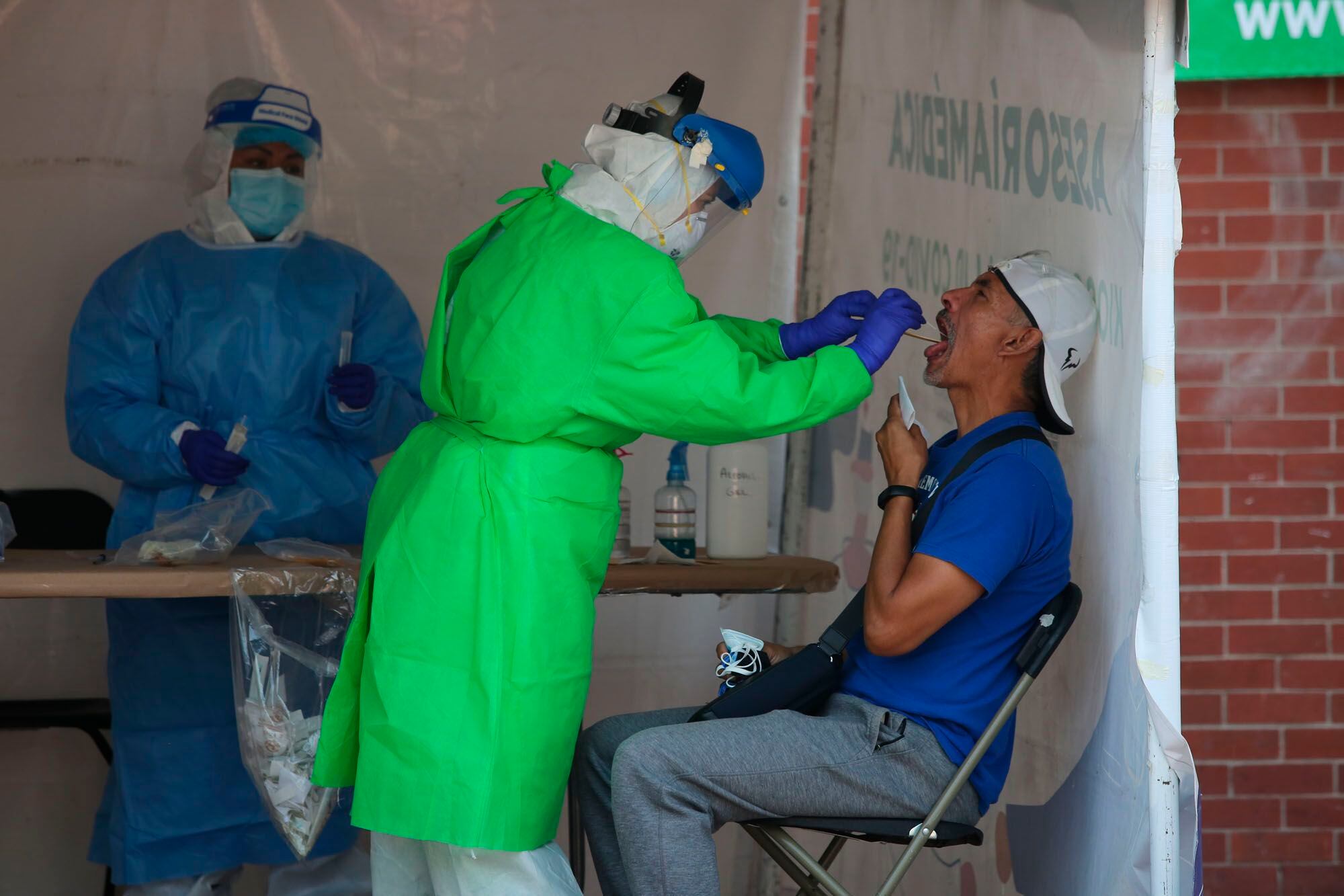 Un trabajador sanitario realiza una prueba de coronavirus a un hombre en un centro temporal de diagnósticos en Ciudad de México, el sábado 14 de noviembre de 2020. (AP Foto/Ginnette Riquelme)